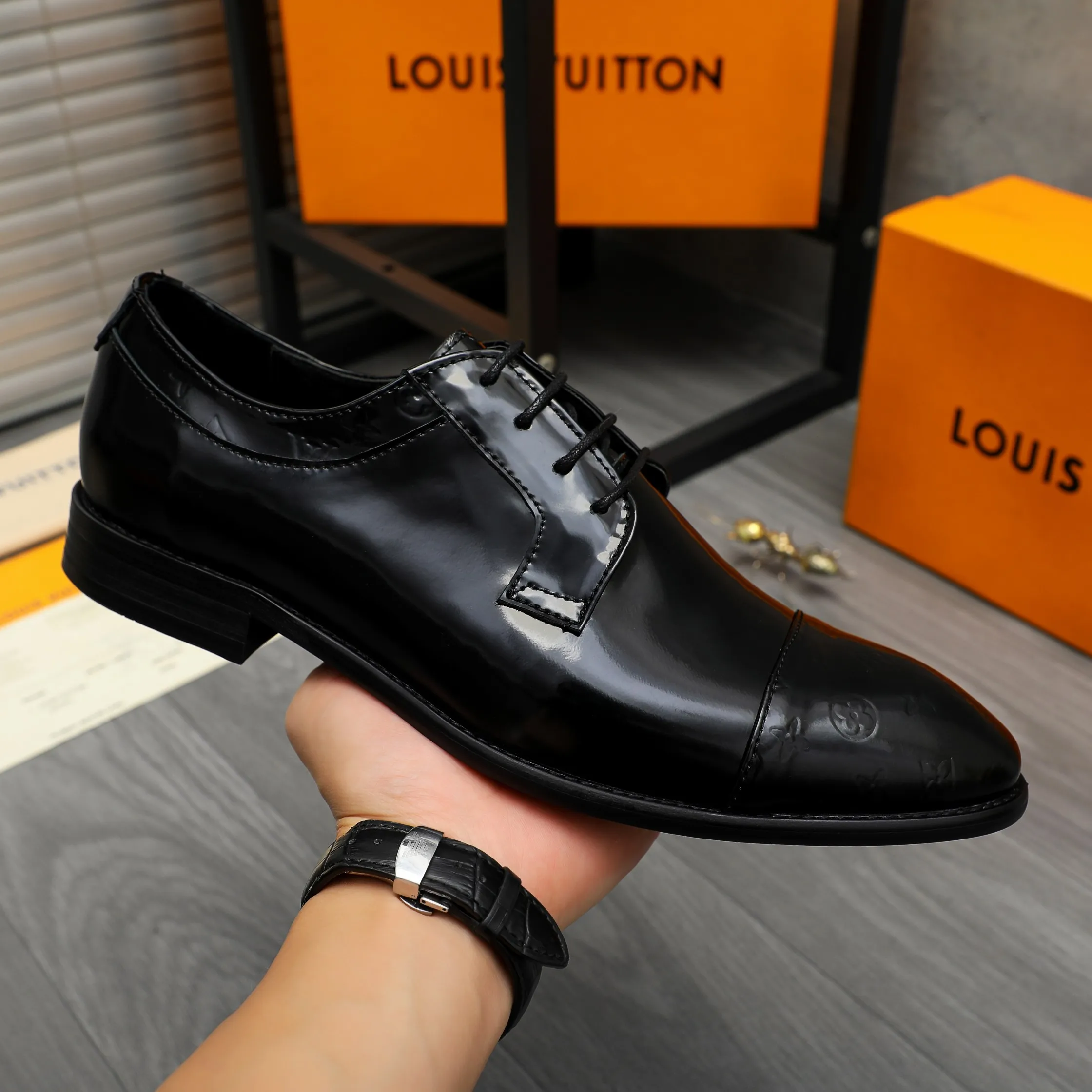 Men's shoes 💰p460 Product trademark: LV (Louis Vuitton) business lace-up leather shoes True size: 39-44 Product material: Selected lacquered cowhide stitching embossed cowhide upper, cowhide lining, original rubber outsole